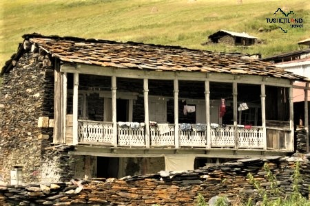 The house with stone covered-roof in Dartlo The house with stone covered-roof in Dartlo