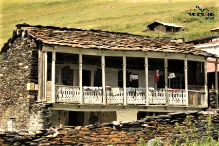 The house with stone covered-roof in Dartlo